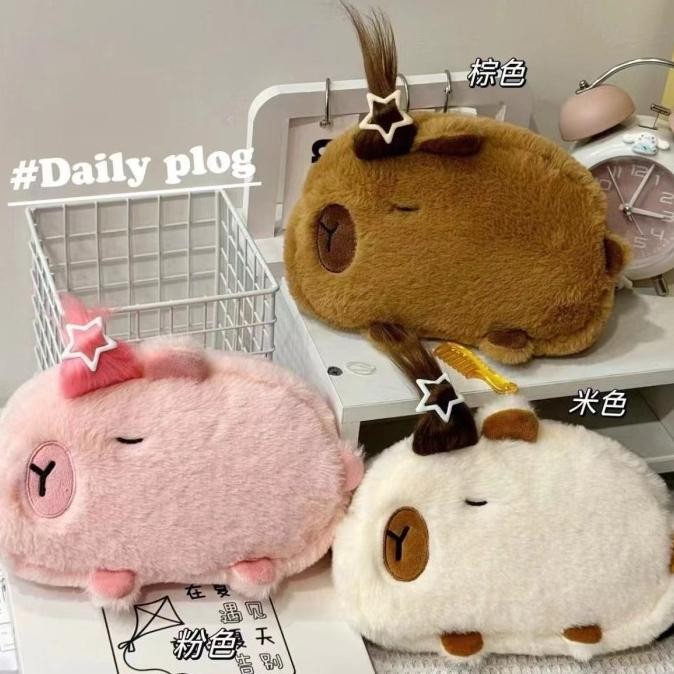 

Kotak Pensil Boneka Bulu Lucu CAPYBARA BISA DIKUNCIR Edition Gwiyeo Pencil Case Stationery Bag Kawaii Doll
