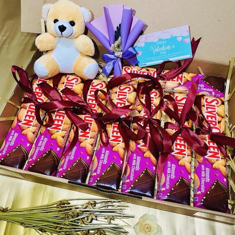 

Terlaris Hampers / Gift Cokelat Kado Ulang Tahun / Hari Ibu / Anniversary / Gift Ultah Pacar / Kado Wisuda / Hari Spesial / Coklat Silverqueen