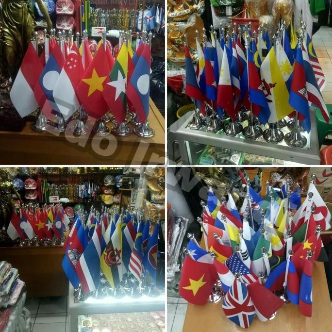 

New Tiang Bendera Meja Stenlis Kuningan dan Bendera Meja