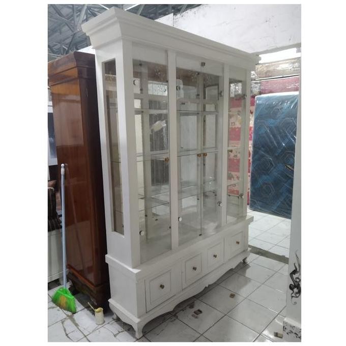 Lemari hias pajangan kristal kaca 4 pintu putih