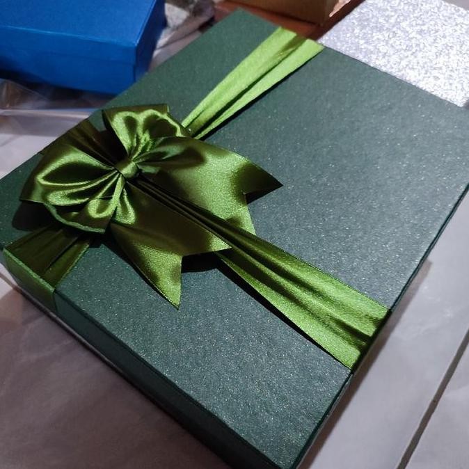 

Ready Box Hadiah Hampers Parcel Lebaran Hijau Tua Pita Army Hijau Lumut