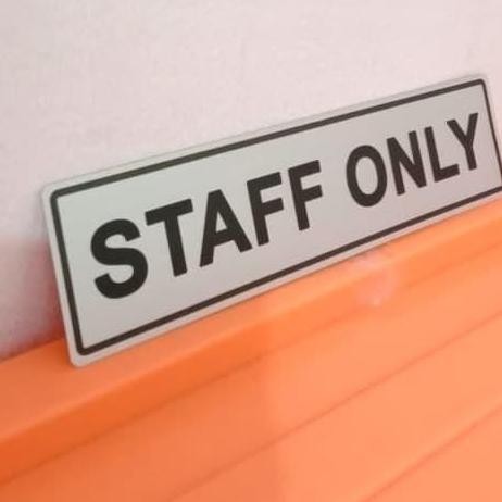 

NS SIGN LABEL STAFF ONLY UK 19,5X4,5CM
