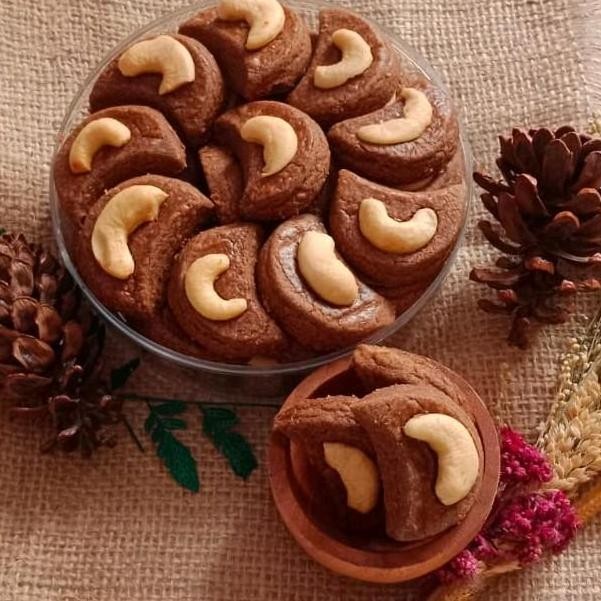 

Kue Coklat Kacang Mede Renyah Toples Kecil 250gr - Cookies Gurih Premium Stok Terbatas