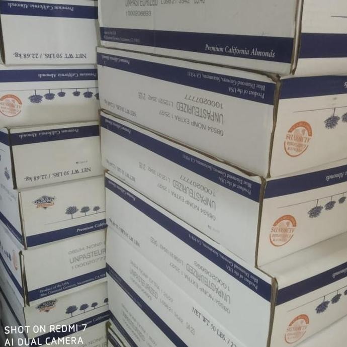 

Kacang Almond /Blue Diamond Almond Premium 1Dus ( 22,68 Kg )Mentah Pasti Ori