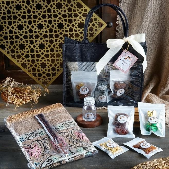 

Oleh Oleh Haji Tas Canvas Mika Premium Souvenir Umroh Gift Hampers Arab Saudi Sajadah Eksklusif