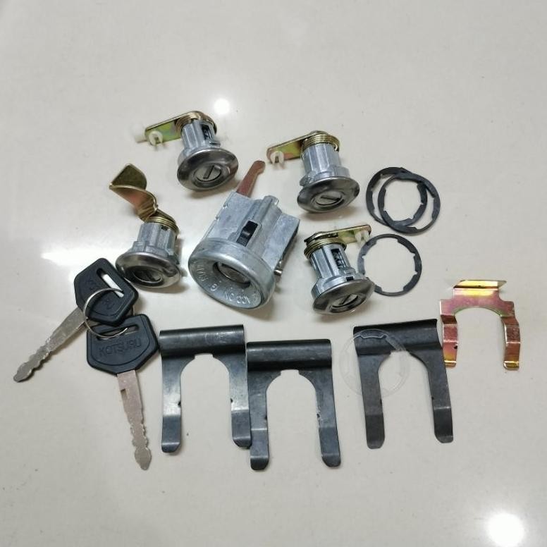 Kunci pintu set kunci kontak set daihatsu taft F50 AST