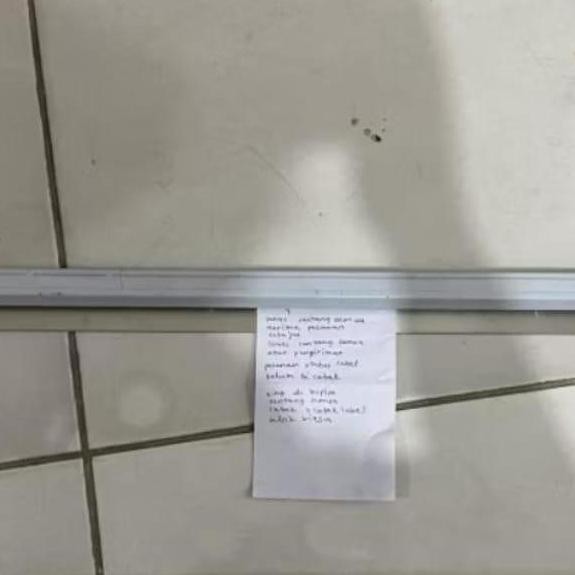 

Holder Gantungan Kertas Restoran / Menu Order Bill Receipt / Tab Grabber Graber / Gribber Penjepit Kertas Bon Orderan / Bill Holder Rel Gundu Bahan Stainless Steel / Receipt Holder / Capitan Nota Co