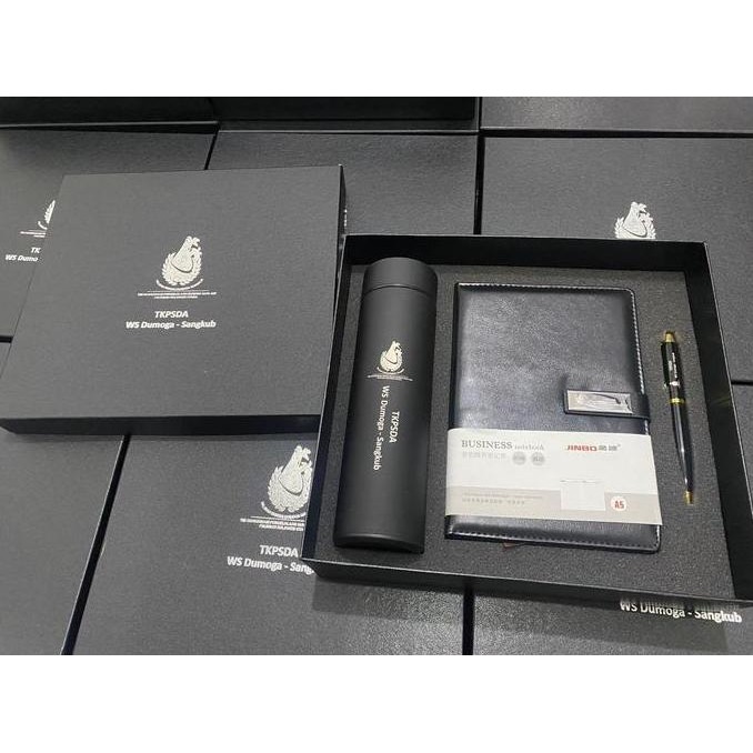 

Souvenit Gift Set 3In1 Tumbler + Agenda + Pen Tw Parker | Free Custom Laser Logo Perusahaan Atau Nama | Grafir Co