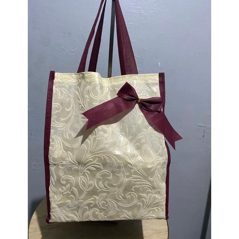 

fgs-3 fth-56 (1 LUSIN = 12 PCS) GOODIEBAG TAS HAJATAN MOTIF EMBOS PITA 22x22 CM TINGGI 28 CM ADA TALI PENGIKAT / TAS NASI BOX / TAS WALIMAHAN / TAS RAMAH LINGKUNGAN / TAS SEMINAR Murah Sale