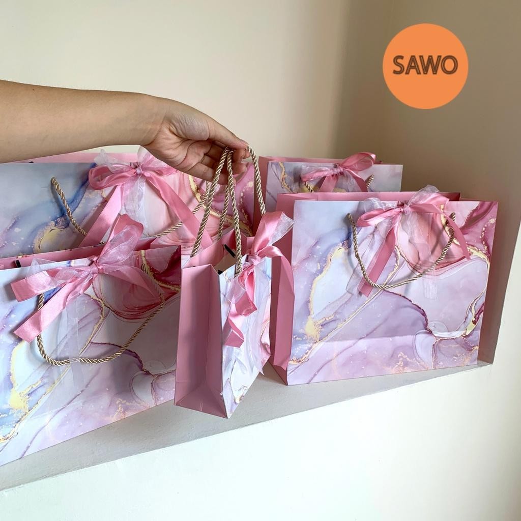 

Pink Water Paper Bag With Double Ribbon Termasuk Dua Pita| Kado Kantong Kertas Bingkisan Hadiah