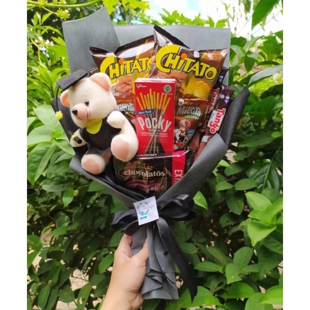

BUKET SNACK BONEKA WISUDA COWOK KEREN/paket/bingkisan Snack Ulang Tahun/Ultah/ Wisuda/Kado/Hadiah Nugi