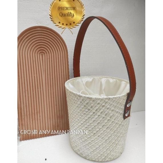 

Ready Tas Pandan Parcel EMBER POLOS GAGANG SATU VINYL Tas Hampers Anyaman Pandan Keranjang Parcel Natal Nugi