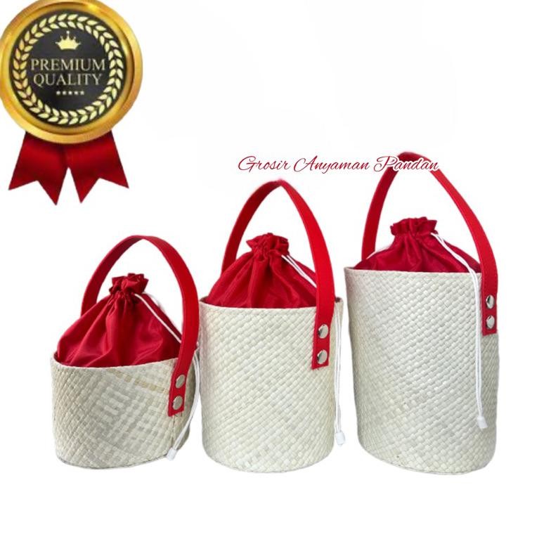 

Tas hampers EMBER PUTIH KAIN WARNA GAGANG SATU tas pandan anyaman parcel goodiebag souvenir Nugi