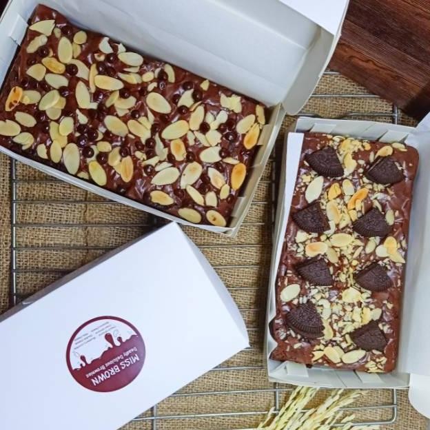 

Mini brownie fudgy shiny crust by Miss Brown / brownies panggang Nugi