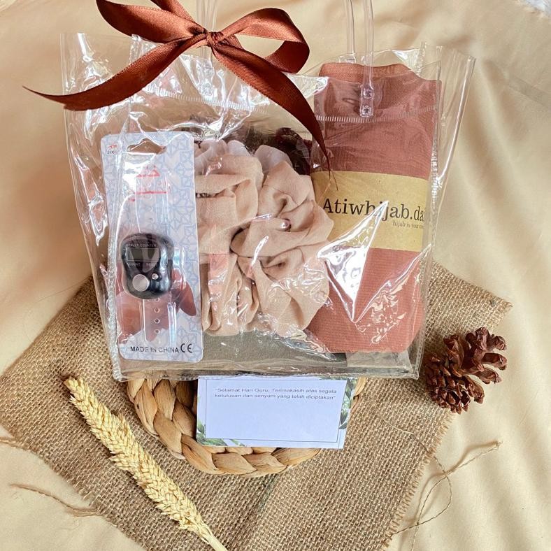 

Hampers Hijab Bella Square tas mika/ Gift Box Kado Ulang Tahun Cewek Murah Free Ucapan(Request Warna) Nugi