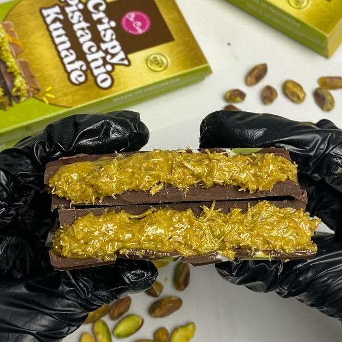 

Cho-Cweeet Chocolate Bar Crispy Pistachio Kunafe Coklat Viral Dubai Snack Termurah