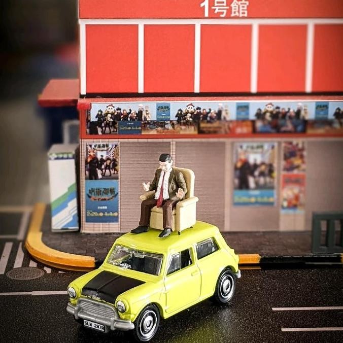 [tin] miniature figure mr bean on sofa movie scene 1/64 ho diorama 1/87