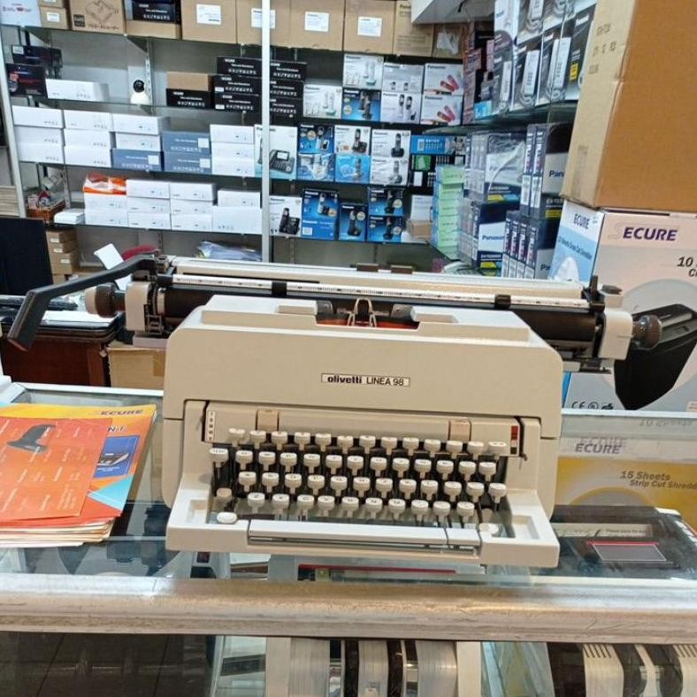 JEAN_ Mesin tik A3 oliveti linea 89/18inc