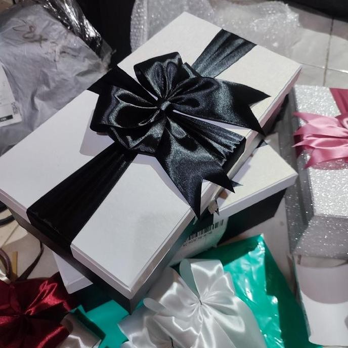 

Ready Premium Giftbox Hampers Exclusive Hadiah Eksklusif