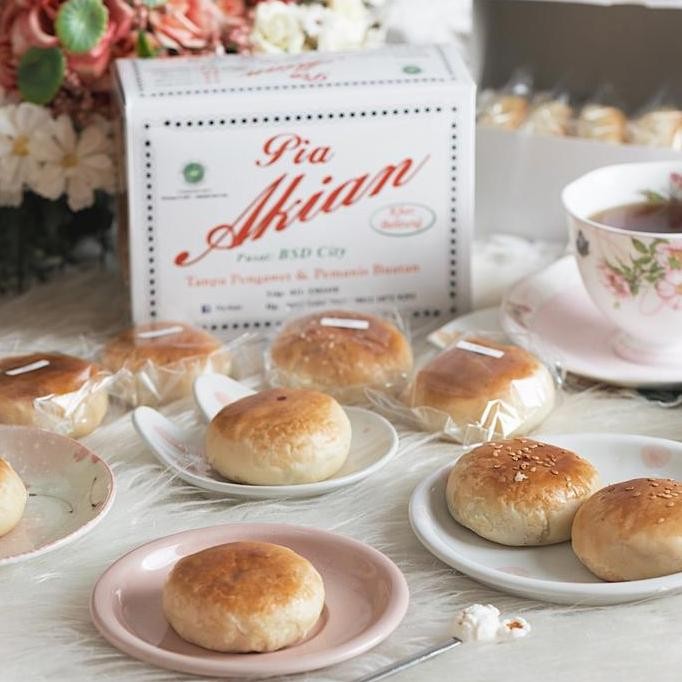 

Pia Akian Mix Variant Isi Kacang Hijau Hitam Kue Tradisional Stok Terbatas