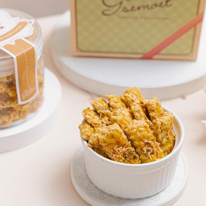 

Kue Kastengel Garlic Premium Goela Semoet - Kue Kering Keju Gurih Stok Terbatas