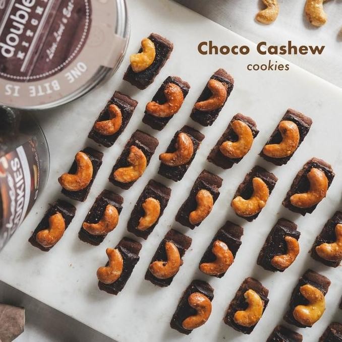 

Choco Cashew Nut Cookies Kecil 400gr - Kue Kering Kacang Cokelat Stok Terbatas