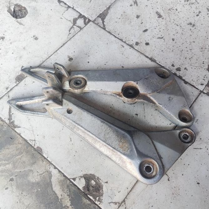 Dudukan Foot Step Footstep Belakang Kanan Kiri Smash Old Ori Original Asli