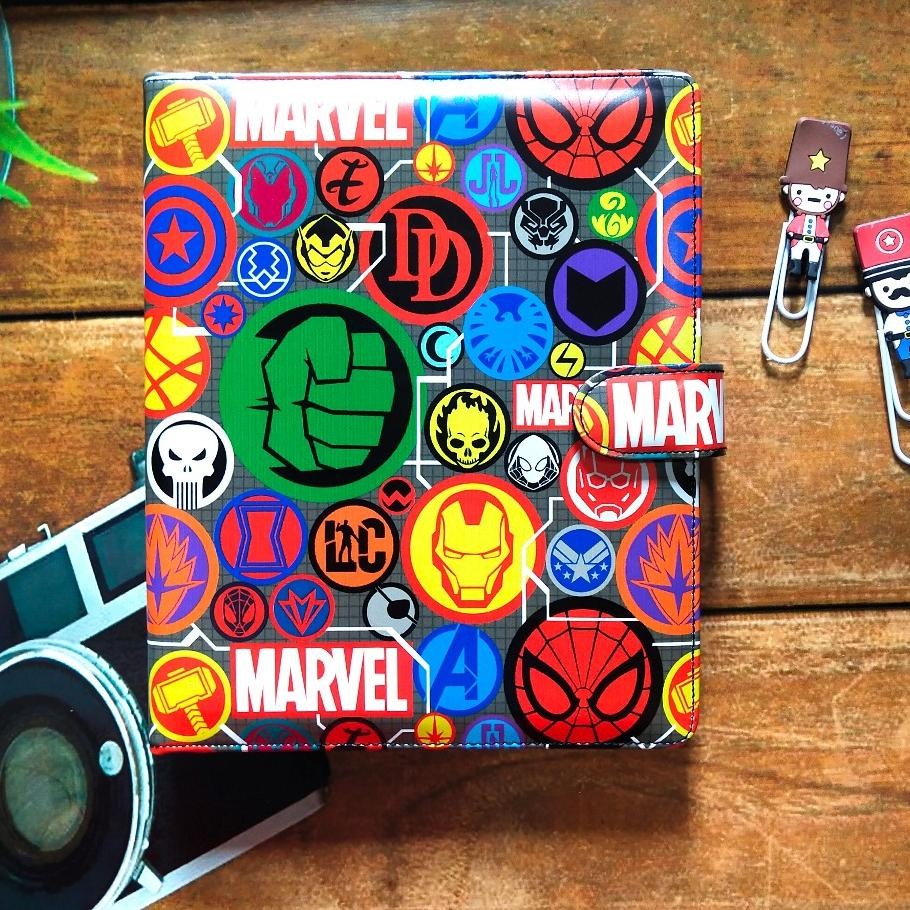 

Binder Motif Avengers Ukuran A5 20Ring Dan B5 26Ring Bahan Kulit Sintetis Binder Aesthetic Glossy