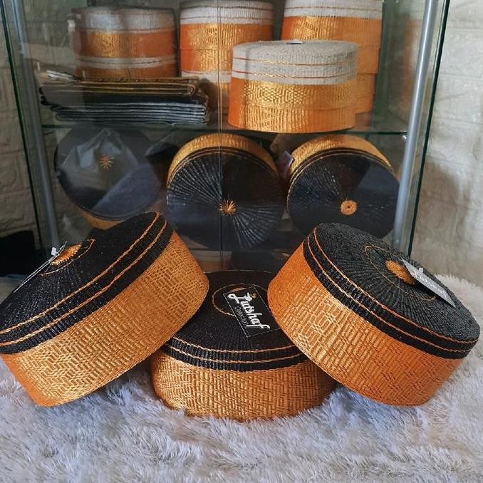 Songkok recca songkok bugis to bone peci berserat halus.