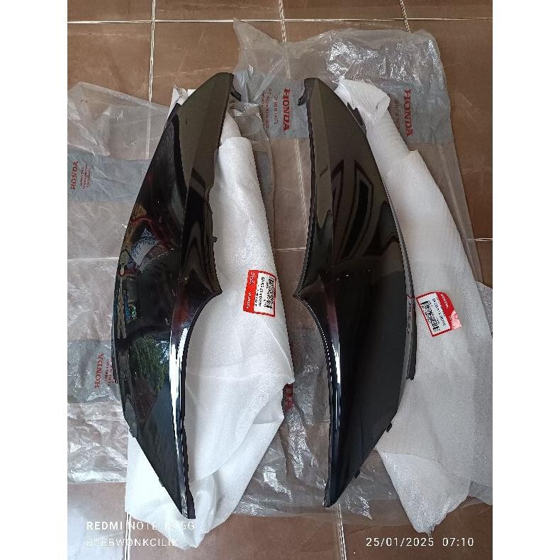 64420-KYZ-900ZB Body Belakang Kiri Kanan Supra X125 Helm In Hitam Orinal AHM
