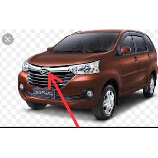 emblem grill depan xenia grand logo variasi mobil daihatsu