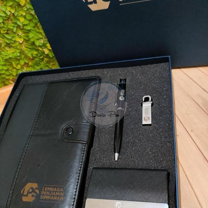 

Giftset Usb (Usb + Pen+ Notes A5+Card Holder) Gift Set Elegan New Stok