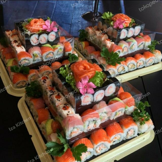 

Fresh salmon sushi/Sushi ultah Ori!!