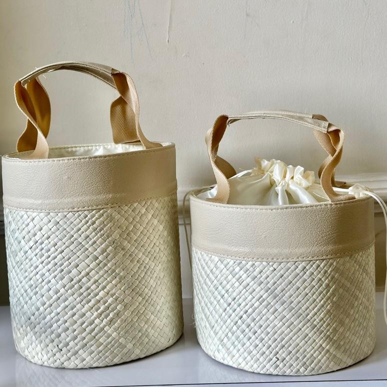 

Tas Hampers EMBER TABUNG PANDAN PUTIH GG VISBAN POLOSAN Tas Parcel Anyaman Goodiebag Souvenir Lebaran Nugi