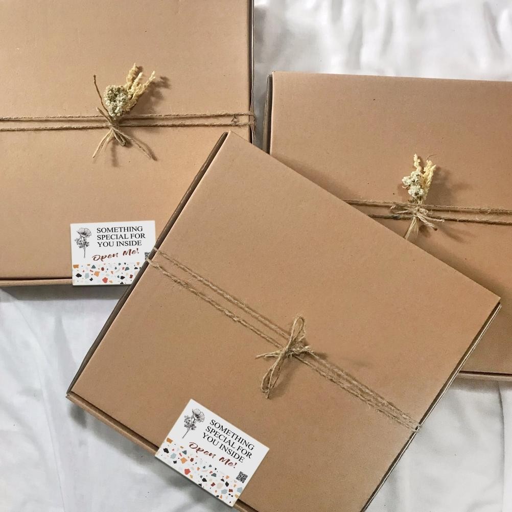 

Gift Box Ukuran 30x40 warna coklat dengan tali rami dan seal sticker Nugi