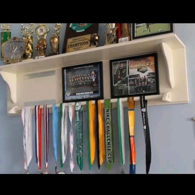 Rak piala/gantungan medali/rak kayu/rak dinding