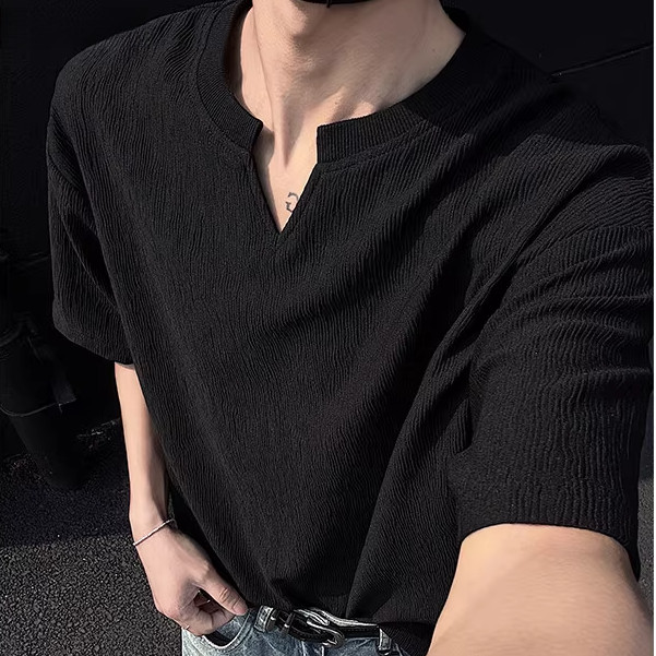 Kaos Pria Lengan Pendek V-Neck - Bahan Tipis Bernuansa, Kerutan Artistik, Gaya Amerika, Nyaman & Bre