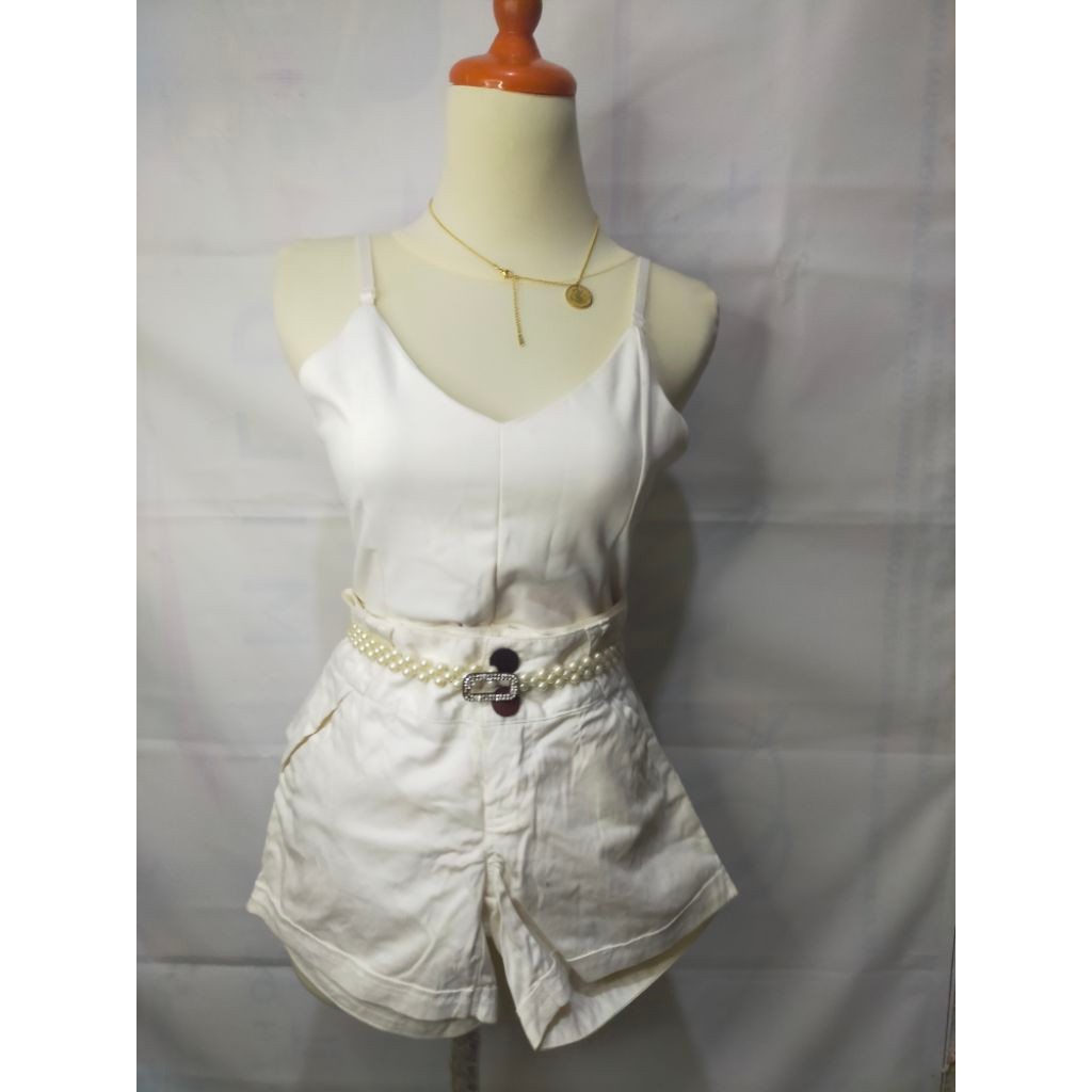 celana pendek warna putih