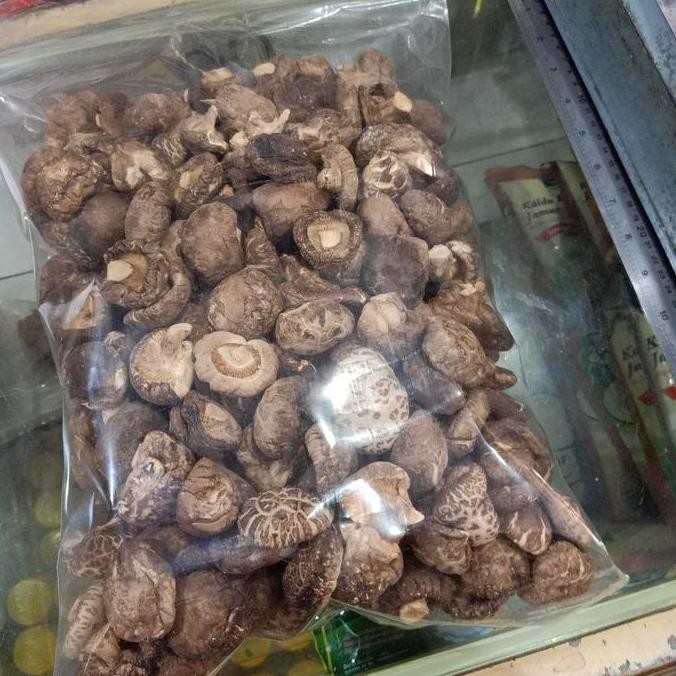 

Jamur Hioko Kering/ Dried Shitake Mushroom Uk. 3-4Cm 1Kg (Tebal) Kualitas Terbaik Harga Termurah