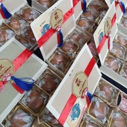 

Ready Hampers Mooncake - Box Parcel Kue Bulan Isi 2 Kue Tradisional Imlek Eksklusif