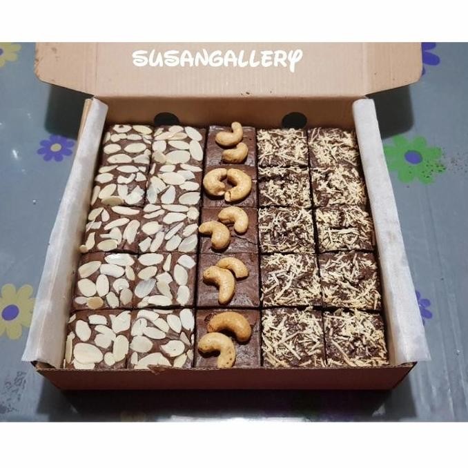 

Brownies Sekat Premium Ukuran 20x20 cm Isi 25 Kue Potong Cokelat Stok Terbatas