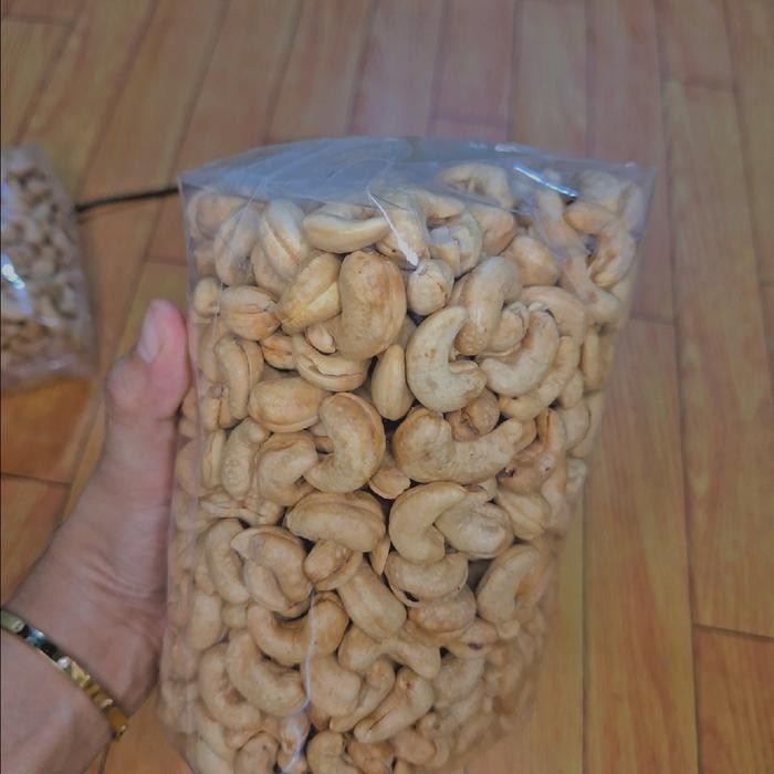

FF Kacang mete mede matang ( 1 kg ) asli wonogiri Food Snack Makanan Goreng Kering Cemilan Camilan