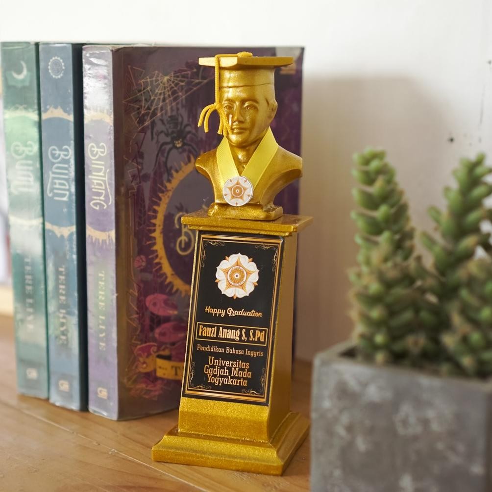 Plakat Patung Wisuda Gold Kado Wisuda