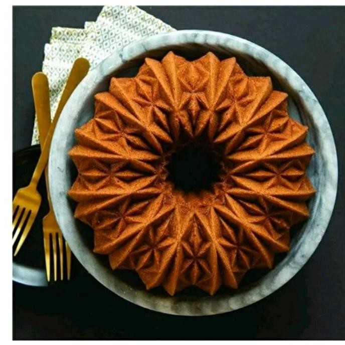 Nordic Ware Crystal Bundt Pan 10 Cup / 2.3 Ltr, 23.5cm H 9.3cm ( 92877 )