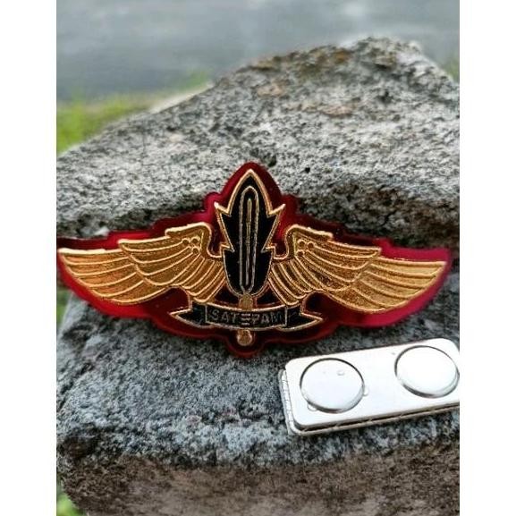 ready pin security wing gold mika magnet bahan cor tebal