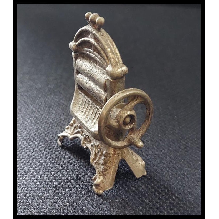 

DISKON PAJANGAN MINIATUR SERUTAN ES BABET UKIR !!!!!!