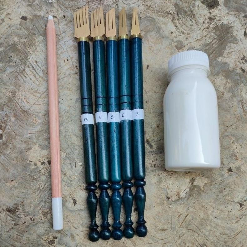 

1 set qolam dekorasi+ cat tulis+ pinsil kapur DiM