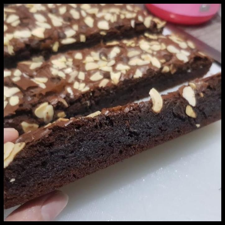 

GRATIS ONGKIR BROWNIES PANGGANG ALMOND 20X20 CHOCOCHIP BROWNIS COKLAT BROWNIS KEJU !!!!