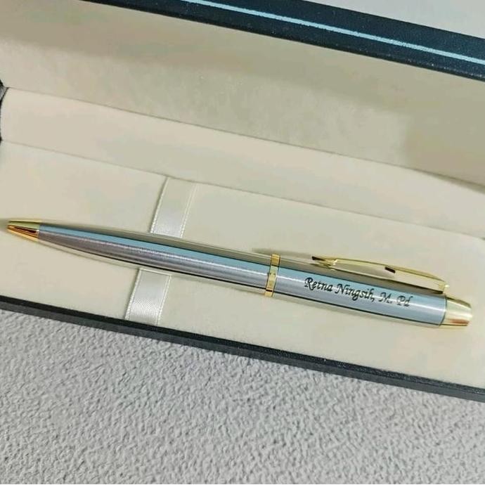 

Pulpen Parker Silver Bisa Custom Logo Ukir Nama Gambar Tulisan Grafir Laser New Stok