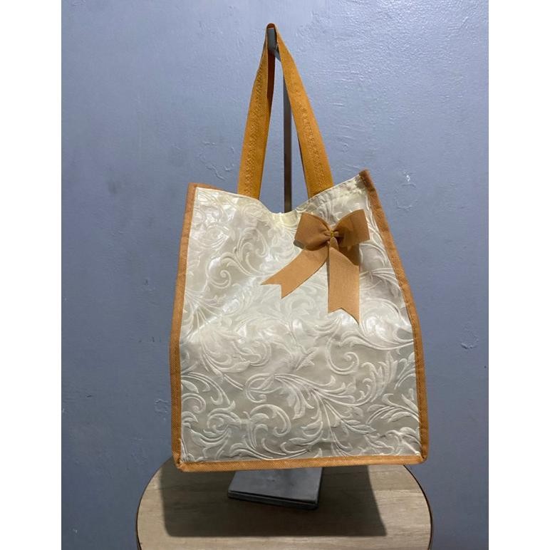 

fg-80 fth-56 (1 LUSIN = 12 PCS) GOODIEBAG TAS HAJATAN MOTIF EMBOS PITA 22x22 CM TINGGI 28 CM ADA TALI PENGIKAT / TAS NASI BOX / TAS WALIMAHAN / TAS RAMAH LINGKUNGAN / TAS SEMINAR Murah Termurah